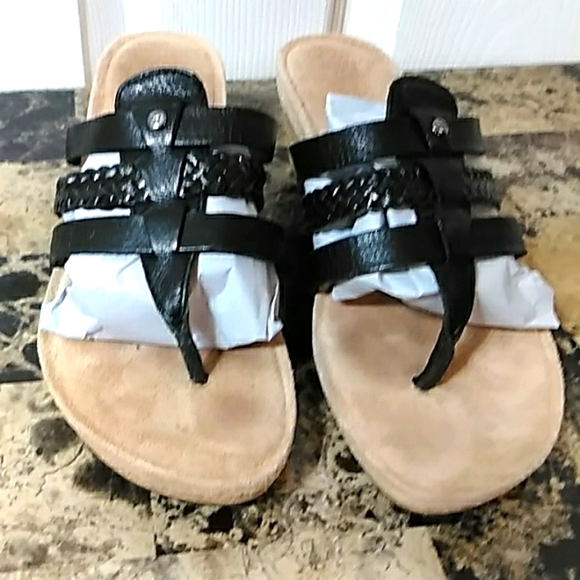 UGG Shoes - UGG flip flops sandals thongs leather black ladies size 6 1/2.
